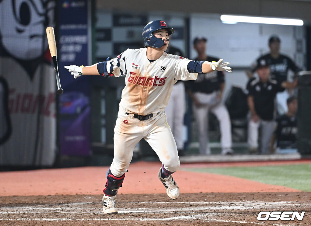 28일 부산 사직야구장에서 2025 신한 SOL 뱅크 KBO 리그 롯데 자이언츠와 KT 위즈의 경기가 열렸다. 홈팀 롯데는 감보아가, 방문팀 KT는 헤이수스가 선발 출전했다.롯데 자이언츠 박찬형이 연장 10회말 우월 동점 솔로 홈런을 치고 있다. 2025.08.28 / foto0307@osen.co.kr