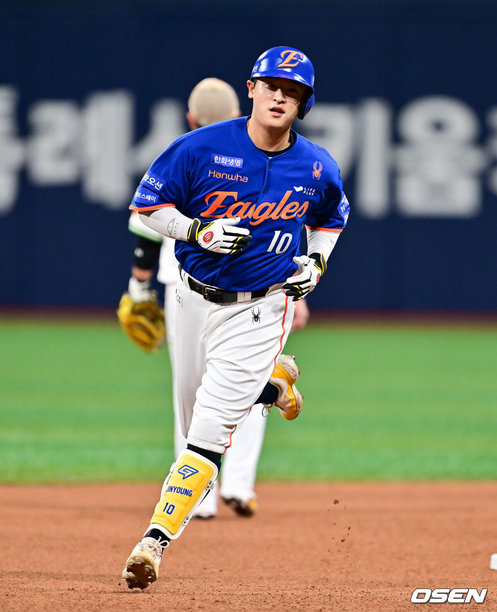 28일 오후 서울 고척스카이돔에서 ‘2025 신한 SOL BANK KBO리그’ 키움 히어로즈와 한화 이글스의 경기가 진행됐다.이날 키움은 하영민을, 한화는 폰세를 선발투수로 내세웠다.4회초 1사 1루 한화 이진영이 2점 홈런을 날리고 베이스를 돌고 있다.  2025.08.28 / soul1014@osen.co.kr