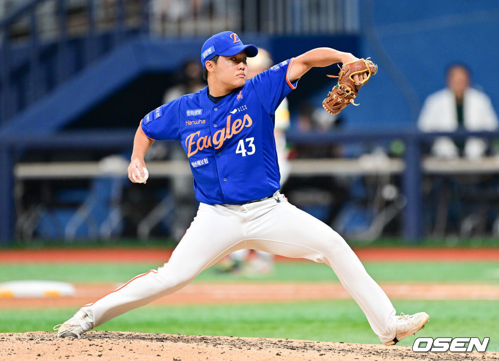 28일 오후 서울 고척스카이돔에서 ‘2025 신한 SOL BANK KBO리그’ 키움 히어로즈와 한화 이글스의 경기가 진행됐다.이날 키움은 하영민을, 한화는 폰세를 선발투수로 내세웠다.7회말 한화 정우주가 역투하고 있다. 2025.08.28 / soul1014@osen.co.kr