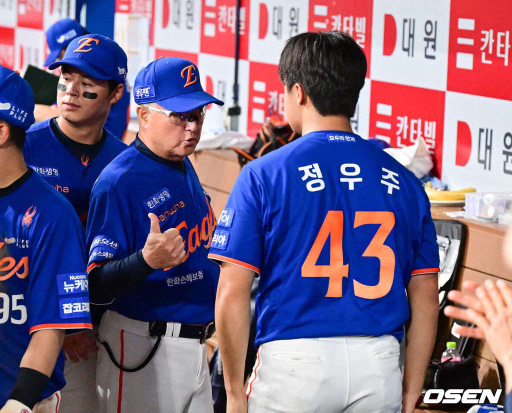 28일 오후 서울 고척스카이돔에서 ‘2025 신한 SOL BANK KBO리그’ 키움 히어로즈와 한화 이글스의 경기가 진행됐다.이날 키움은 하영민을, 한화는 폰세를 선발투수로 내세웠다.8회초 이닝종료 후 한화 김경문 감독이 정우주를 찾아 독려하고 있다. 2025.08.28 / soul1014@osen.co.kr
