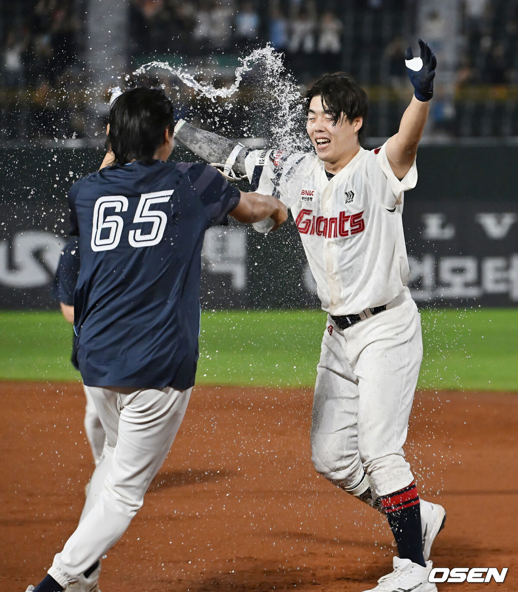28일 부산 사직야구장에서 2025 신한 SOL 뱅크 KBO 리그 롯데 자이언츠와 KT 위즈의 경기가 열렸다. 홈팀 롯데는 감보아가, 방문팀 KT는 헤이수스가 선발 출전했다.롯데 자이언츠 고승민이 연장 11회말 2사 만루 끝내기 안타를 치고 축하 물세례를 받고 있다. 2025.08.28 / foto0307@osen.co.kr