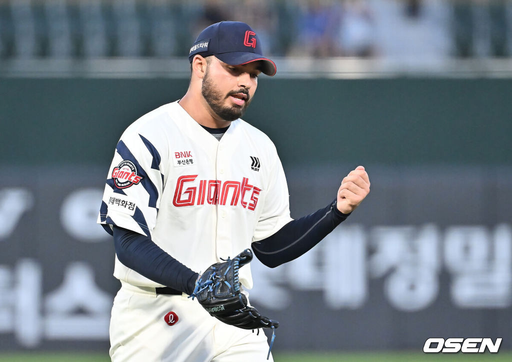 28일 부산 사직야구장에서 2025 신한 SOL 뱅크 KBO 리그 롯데 자이언츠와 KT 위즈의 경기가 열렸다. 홈팀 롯데는 감보아가, 방문팀 KT는 헤이수스가 선발 출전했다.롯데 자이언츠 선발 투수 감보아가 1회초 수비를 무실점으로 막고 주먹을 불끈 쥐고 있다. 2025.08.28 / foto0307@osen.co.kr