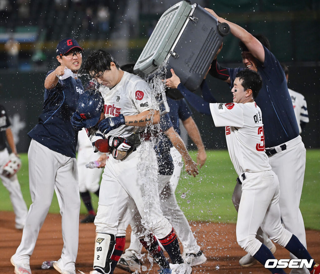 28일 부산 사직야구장에서 2025 신한 SOL 뱅크 KBO 리그 롯데 자이언츠와 KT 위즈의 경기가 열렸다. 홈팀 롯데는 감보아가, 방문팀 KT는 헤이수스가 선발 출전했다.롯데 자이언츠 고승민이 연장 11회말 2사 만루 끝내기 안타를 치고 축하 물세례를 받고 있다. 2025.08.28 / foto0307@osen.co.kr