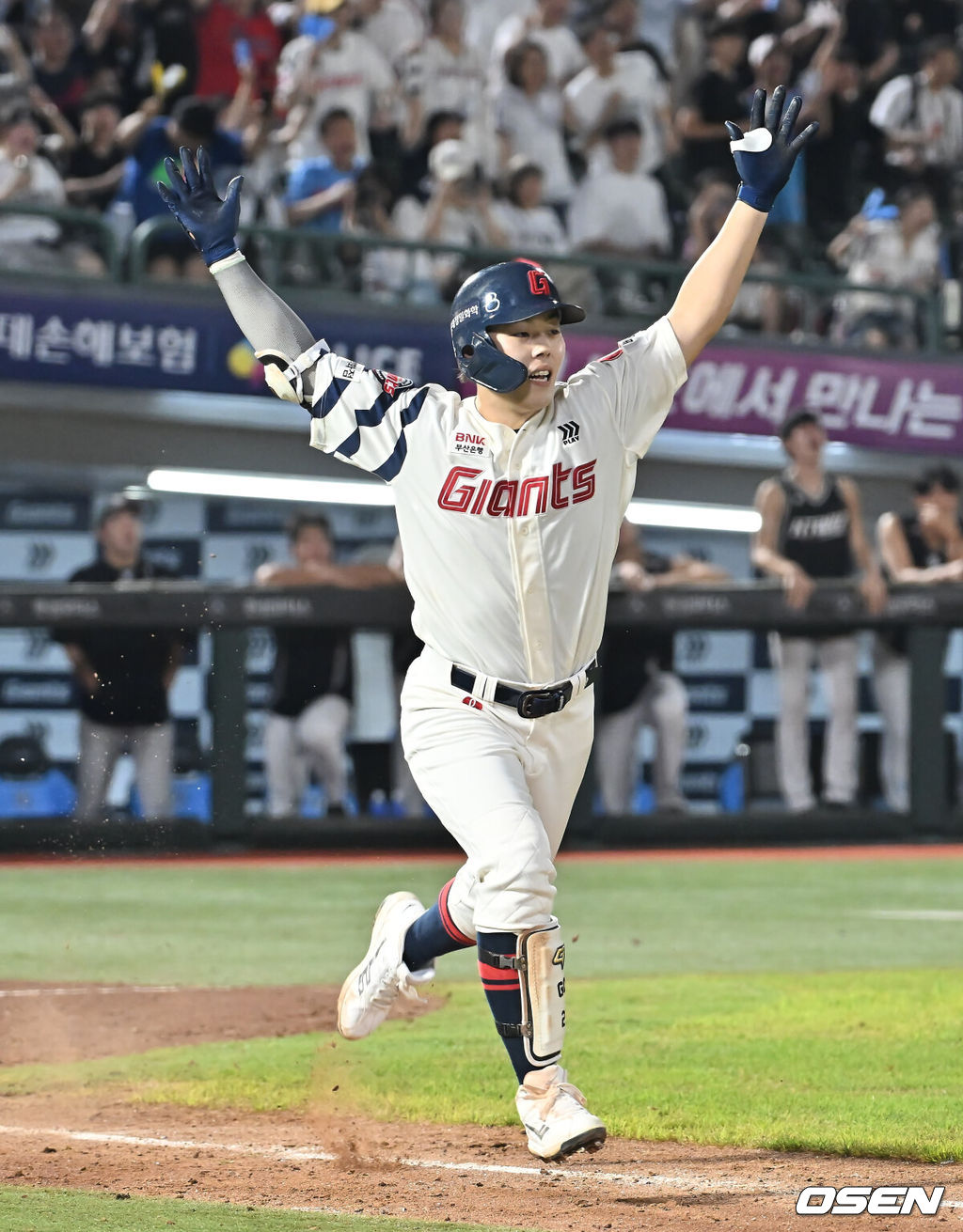 28일 부산 사직야구장에서 2025 신한 SOL 뱅크 KBO 리그 롯데 자이언츠와 KT 위즈의 경기가 열렸다. 홈팀 롯데는 감보아가, 방문팀 KT는 헤이수스가 선발 출전했다.롯데 자이언츠 고승민이 연장 11회말 2사 만루 끝내기 안타를 치고 환호하고 있다. 2025.08.28 / foto0307@osen.co.kr