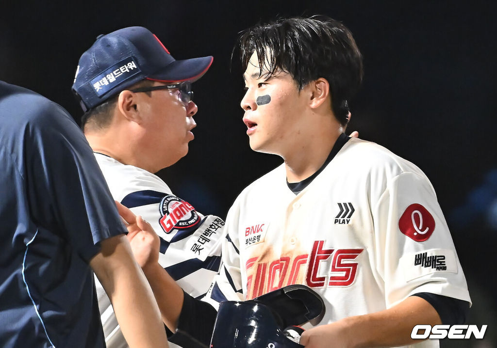 28일 부산 사직야구장에서 2025 신한 SOL 뱅크 KBO 리그 롯데 자이언츠와 KT 위즈의 경기가 열렸다. 홈팀 롯데는 감보아가, 방문팀 KT는 헤이수스가 선발 출전했다.롯데 자이언츠 박찬형이 연장 11회말 2사 만루 끝내기 안타를 치고 김태형 감독과 하이파이브를 하고 있다. 2025.08.28 / foto0307@osen.co.kr