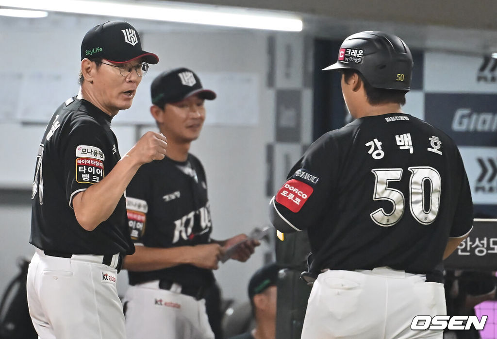 28일 부산 사직야구장에서 2025 신한 SOL 뱅크 KBO 리그 롯데 자이언츠와 KT 위즈의 경기가 열렸다. 홈팀 롯데는 감보아가, 방문팀 KT는 헤이수스가 선발 출전했다.KT 위즈 강백호가 연장 10회초 1사 2루 중견수 앞 1타점 안타를 치고 교체 후 이강철 감독의 축하를 받고 있다. 2025.08.28 / foto0307@osen.co.kr