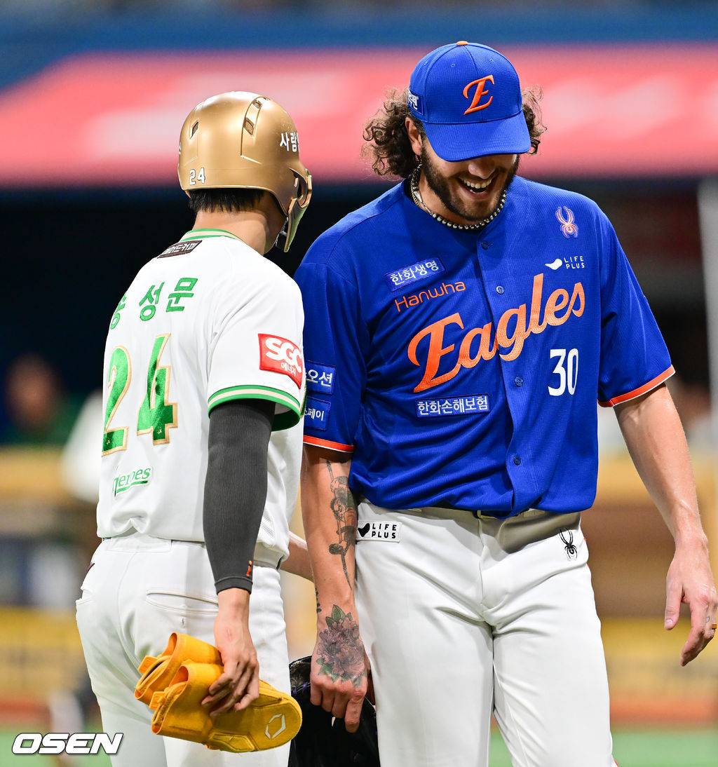폰세 칭찬에 엉덩이 두드리며 화답하는 송성문 “Thanks, Cody!”