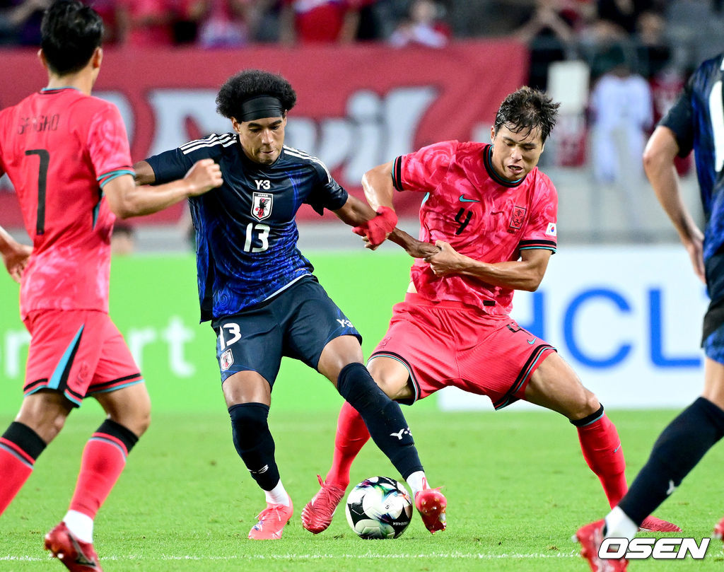 홍명보 감독이 이끄는 남자축구대표팀이 15일 오후 용인 미르스타디움에서 2025 동아시아축구연맹(EAFF) E-1 챔피언십(동아시안컵) 3차전 일본과 경기를 가졌다. 한국은 1차전서 중국을 3-0, 2차전서 홍콩을 2-0으로 완파했다. 하지만 일본이 1차전서 홍콩을 6-1, 2차전서 중국을 2-0으로 이겼다. 골득실 +7의 일본이 +5의 한국을 누르고 조 선두인 상황이다. 나란히 2승을 거둔 한국과 일본은 대회 우승컵을 놓고 격돌한다. 전반 한국 김주성과 일본 저메인 료가 볼다툼을 벌이고 있다. 2025.07.15 / dreamer@osen.co.kr