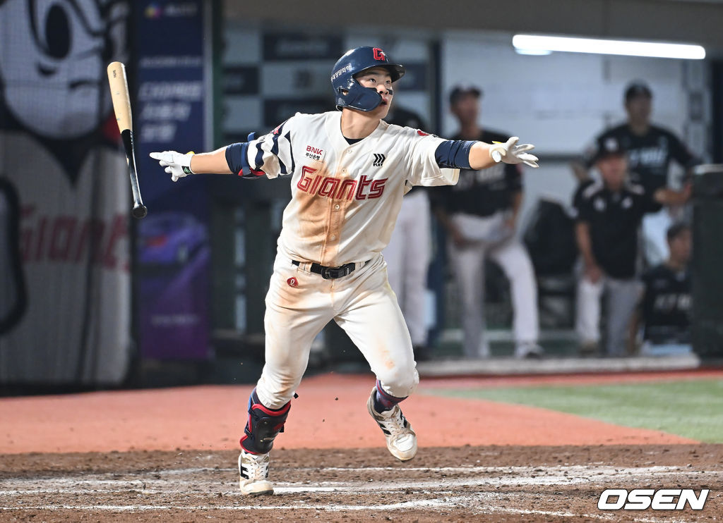 28일 부산 사직야구장에서 2025 신한 SOL 뱅크 KBO 리그 롯데 자이언츠와 KT 위즈의 경기가 열렸다. 홈팀 롯데는 감보아가, 방문팀 KT는 헤이수스가 선발 출전했다.롯데 자이언츠 박찬형이 연장 10회말 우월 동점 솔로 홈런을 치고 있다. 2025.08.28 / foto0307@osen.co.kr