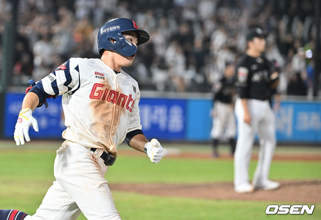 28일 부산 사직야구장에서 2025 신한 SOL 뱅크 KBO 리그 롯데 자이언츠와 KT 위즈의 경기가 열렸다. 홈팀 롯데는 감보아가, 방문팀 KT는 헤이수스가 선발 출전했다.롯데 자이언츠 박찬형이 연장 10회말 우월 동점 솔로 홈런을 치고 그라운드를 돌고 있다. 2025.08.28 / foto0307@osen.co.kr