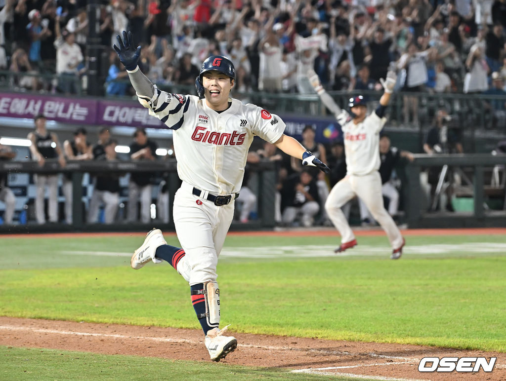 28일 부산 사직야구장에서 2025 신한 SOL 뱅크 KBO 리그 롯데 자이언츠와 KT 위즈의 경기가 열렸다. 홈팀 롯데는 감보아가, 방문팀 KT는 헤이수스가 선발 출전했다.롯데 자이언츠 고승민이 연장 11회말 2사 만루 끝내기 안타를 치고 환호하고 있다. 2025.08.28 / foto0307@osen.co.kr