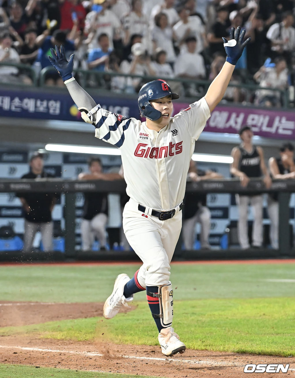 28일 부산 사직야구장에서 2025 신한 SOL 뱅크 KBO 리그 롯데 자이언츠와 KT 위즈의 경기가 열렸다. 홈팀 롯데는 감보아가, 방문팀 KT는 헤이수스가 선발 출전했다.롯데 자이언츠 고승민이 연장 11회말 2사 만루 끝내기 안타를 치고 환호하고 있다. 2025.08.28 / foto0307@osen.co.kr