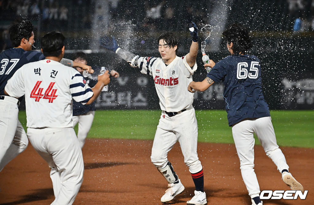 28일 부산 사직야구장에서 2025 신한 SOL 뱅크 KBO 리그 롯데 자이언츠와 KT 위즈의 경기가 열렸다. 홈팀 롯데는 감보아가, 방문팀 KT는 헤이수스가 선발 출전했다.롯데 자이언츠 고승민이 연장 11회말 2사 만루 끝내기 안타를 치고 축하 물세례를 받고 있다. 2025.08.28 / foto0307@osen.co.kr