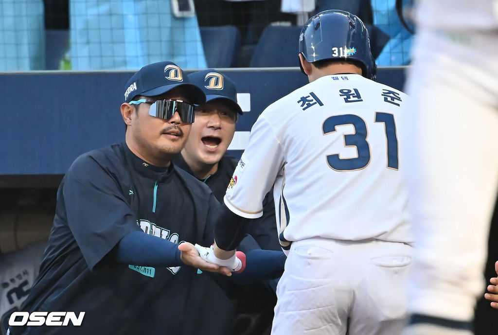 21일 창원NC파크에서 2025 신한 SOL 뱅크 KBO 리그 NC 다이노스와 삼성 라이온즈의 경기가 열렸다. 홈팀 NC는 로건이, 방문팀 삼성은 가라비토가 선발 출전했다. NC 다이노스 이호준 감독이 1회말 1사 우월 솔로 홈런을 친 최원준을 반기고 있다. 2025.08.21 / foto0307@osen.co.kr