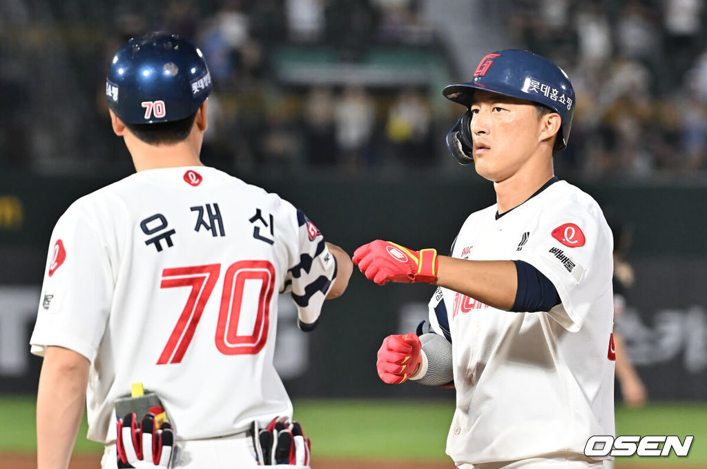 28일 부산 사직야구장에서 2025 신한 SOL 뱅크 KBO 리그 롯데 자이언츠와 KT 위즈의 경기가 열렸다. 홈팀 롯데는 감보아가, 방문팀 KT는 헤이수스가 선발 출전했다.롯데 자이언츠 노진혁이 연장 11회말 2사 좌익수 오른쪽 안타를 치고 하이파이브를 하고 있다. 2025.08.28 / foto0307@osen.co.kr