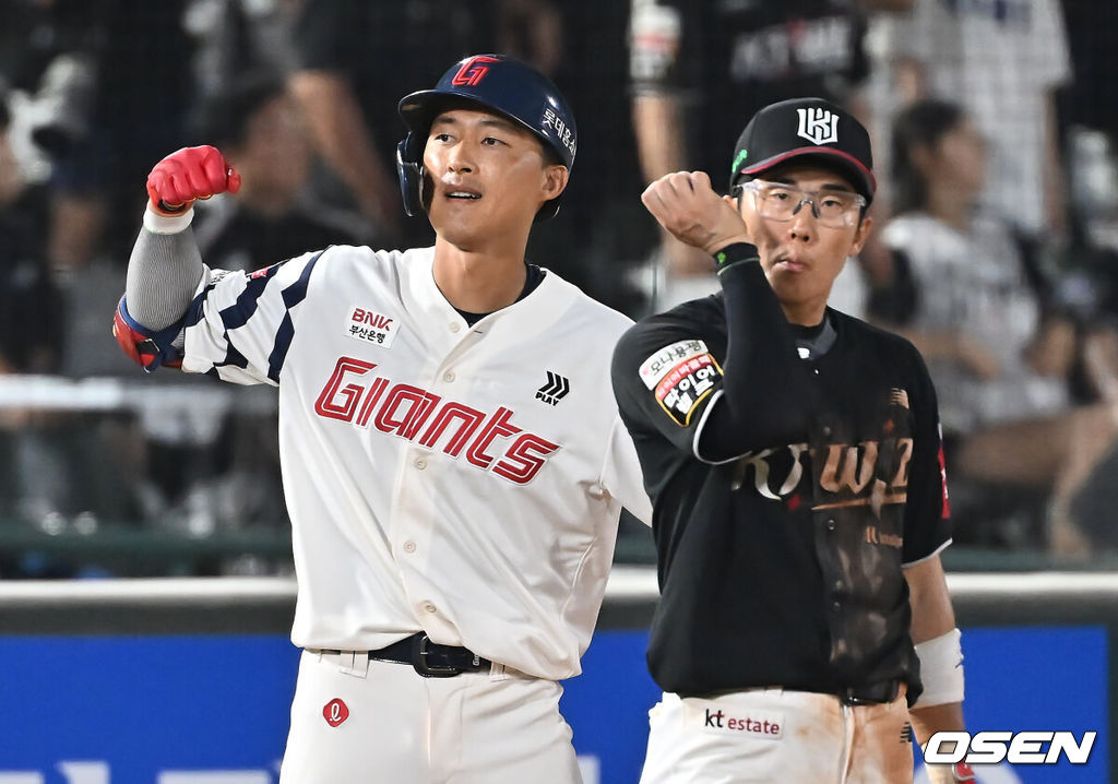 28일 부산 사직야구장에서 2025 신한 SOL 뱅크 KBO 리그 롯데 자이언츠와 KT 위즈의 경기가 열렸다. 홈팀 롯데는 감보아가, 방문팀 KT는 헤이수스가 선발 출전했다.롯데 자이언츠 노진혁이 9회말 2사 우중간 3루타를 치고 진루하고 있다. 2025.08.28 / foto0307@osen.co.kr