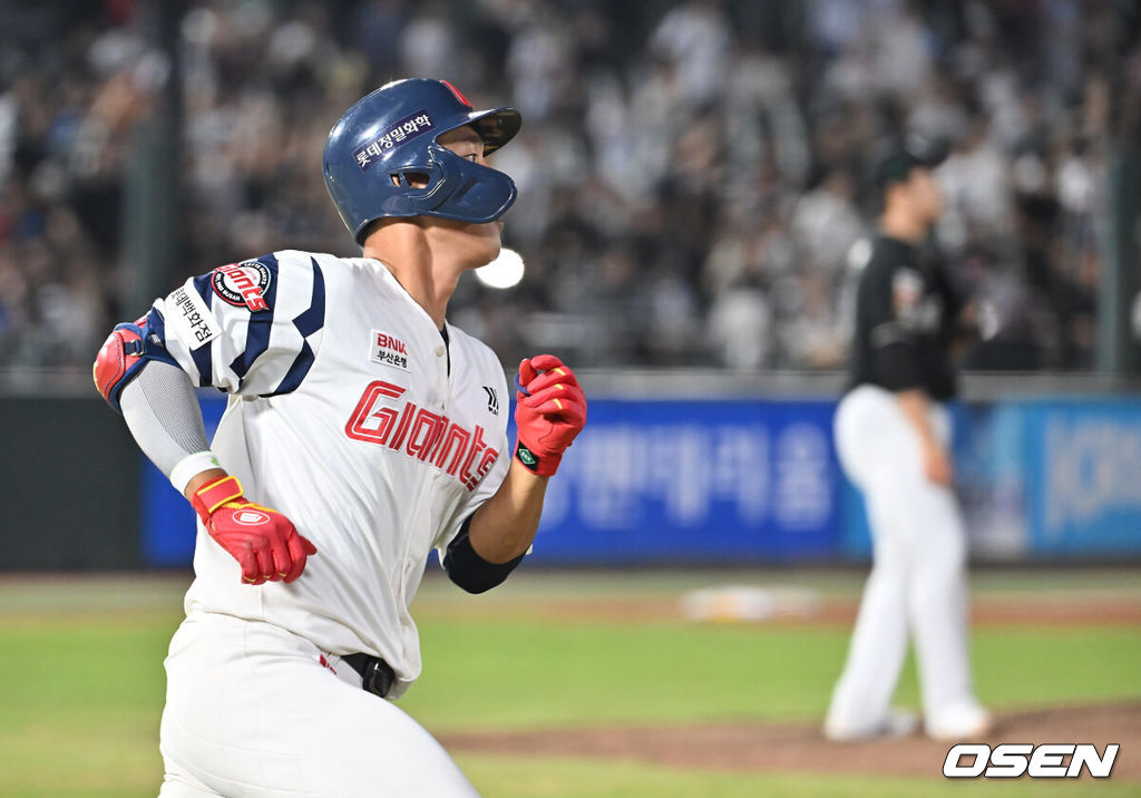 28일 부산 사직야구장에서 2025 신한 SOL 뱅크 KBO 리그 롯데 자이언츠와 KT 위즈의 경기가 열렸다. 홈팀 롯데는 감보아가, 방문팀 KT는 헤이수스가 선발 출전했다.롯데 자이언츠 노진혁이 9회말 2사 우중간 3루타를 치고 진루하고 있다. 2025.08.28 / foto0307@osen.co.kr