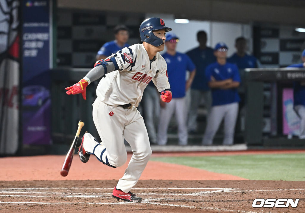 17일 부산 사직야구장에서 2025 신한 SOL 뱅크 KBO 리그 롯데 자이언츠와 삼성 라이온즈의 경기가 열렸다. 홈팀 롯데는 감보아가, 방문팀 삼성은 이승현이 선발 출전했다.롯데 자이언츠 노진혁이 7회말 2사 만루 우익수 앞 2타점 안타를 치고 있다. 2025.08.17 / foto0307@osen.co.kr