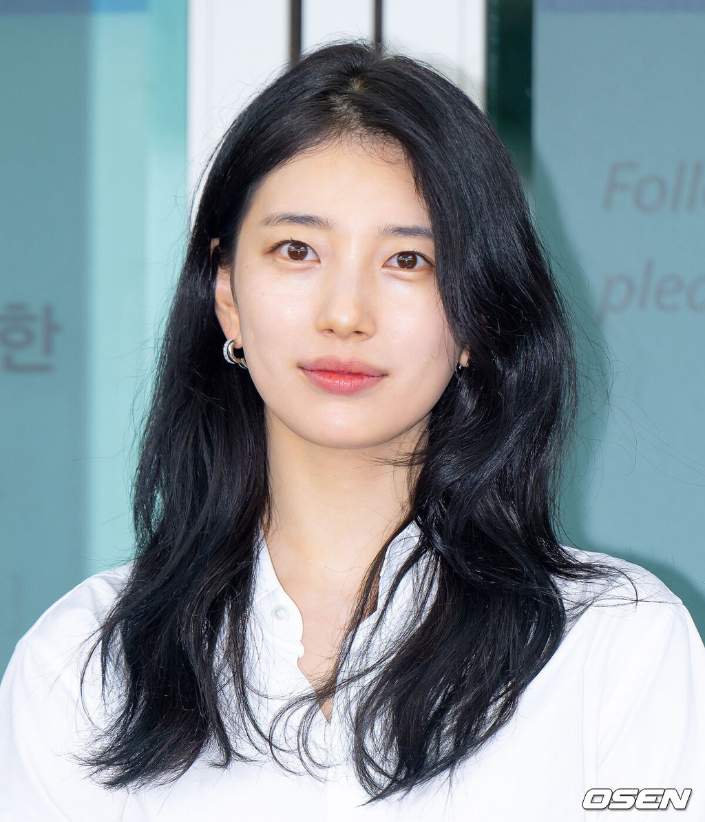 4일 오전 배우 수지가 해외일정 참석 차 인천국제공항을 통해 프랑스 파리로 출국했다. 수지는 배우 김우빈과 함께 넷플릭스 오리지널 드라마 ‘다 이루어질지니’에 출연, 공개를 앞두고 있다. 또한 차기작으로 디즈니+ 오리지널 드라마 ‘현혹’에 출연, 김선호와 함께 호흡을 맞춘다고 알려져 최근 화제를 모았다.배우 수지가 포즈를 취하고 있다. 2025.07.04 / ksl0919@osen.co.kr