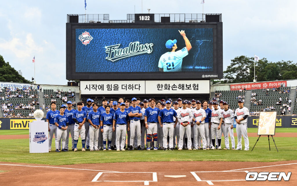 28일 오후 서울 잠실구장에서 ‘2025 신한 SOL Bank KBO리그’ 두산 베어스와 삼성 라이온즈의 경기에 앞서 삼성 투수 오승환의 은퇴투어 기념 행사가 열렸다.오승환은 지난 6일 은퇴를 선언했다. 21년 프로생활의 마침표를 찍는 오승환의 유니폼 배번 21은 22(이만수) 10(양준혁) 36(이승엽)에 이어 구단 사상 4번째 영구결번으로 지정될 예정이다.삼성 오승환이 양팀 선수단과 기념촬영을 하고 있다. 2025.08.28 /cej@osen.co.kr