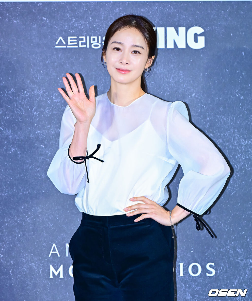 21일 서울 용산구 CGV 용산아이파크몰에서 아마존프라임 시리즈 ‘버터플라이’ 내한 기자간담회가 열렸다.동명 베스트셀러 그래픽 노블을 원작으로 한 ‘버터플라이(Butterfly)’는 전직 미 정보요원 데이비드 정(대니얼 대 킴)과 그를 제거하기 위해 파견된 현직 요원 레베카(레이나 하디스티)의 숨 막히는 추격전을 그린다. '로스트'의 글로벌 스타 대니얼 대 킴(Daniel Dae Kim)이 제작과 주연을 맡았고, 여기에 김태희, 박해수, 김나윤, 김지훈, 성동일, 이일화 등 한국 스타 배우가 대거 합류했다. 또한 서울의 랜드마크인 한강, 청계천, 종로, 여의도 등에서 주요 장면을 촬영하고, 예고편에 방탄소년단 제이홉의 솔로곡 ‘왓 이프(What If)’을 사용하는 등 ‘한국을 제대로 담은 미드’로 기대감을 높이고 있다.배우 김태희가 포토타임을 하고 있다. 2025.08.21. / jpnews@osen.co.kr