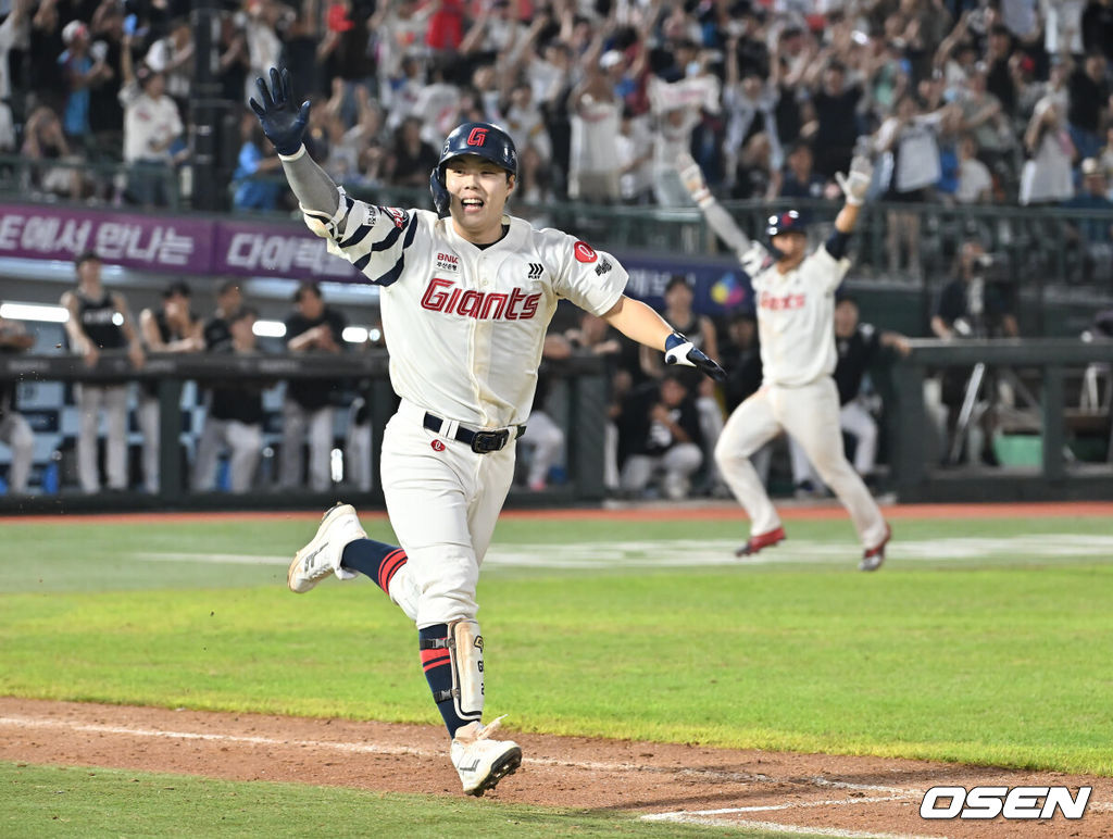 28일 부산 사직야구장에서 2025 신한 SOL 뱅크 KBO 리그 롯데 자이언츠와 KT 위즈의 경기가 열렸다. 홈팀 롯데는 감보아가, 방문팀 KT는 헤이수스가 선발 출전했다.롯데 자이언츠 고승민이 연장 11회말 2사 만루 끝내기 안타를 치고 환호하고 있다. 2025.08.28 / foto0307@osen.co.kr