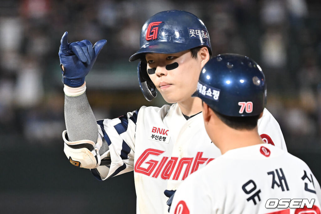 26일 부산 사직야구장에서 2025 신한 SOL 뱅크 KBO 리그 롯데 자이언츠와 KT 위즈의 경기가 열렸다. 홈팀 롯데는 나균안이, 방문팀 KT는 오원석이 선발 출전했다.롯데 자이언츠 고승민이 5회말 1사 2루 우익수 앞 안타를 치고 세리머니를 하고 있다. 2025.08.26 / foto0307@osen.co.kr