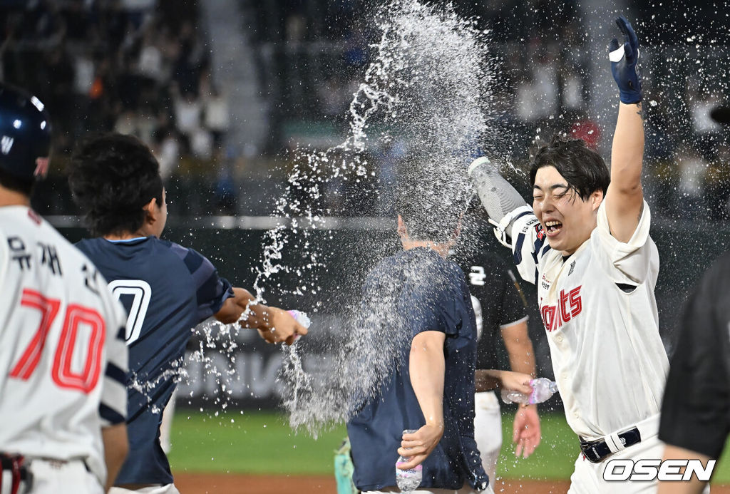 28일 부산 사직야구장에서 2025 신한 SOL 뱅크 KBO 리그 롯데 자이언츠와 KT 위즈의 경기가 열렸다. 홈팀 롯데는 감보아가, 방문팀 KT는 헤이수스가 선발 출전했다.롯데 자이언츠 고승민이 연장 11회말 2사 만루 끝내기 안타를 치고 축하 물세례를 받고 있다. 2025.08.28 / foto0307@osen.co.kr