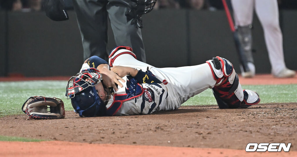 28일 부산 사직야구장에서 2025 신한 SOL 뱅크 KBO 리그 롯데 자이언츠와 KT 위즈의 경기가 열렸다. 홈팀 롯데는 감보아가, 방문팀 KT는 헤이수스가 선발 출전했다.롯데 자이언츠 유강남이 5회초 2사 KT 위즈 안현민의 파울 타구에 목 부위를 맞고 괴로워하고 있다. 2025.08.28 / foto0307@osen.co.kr