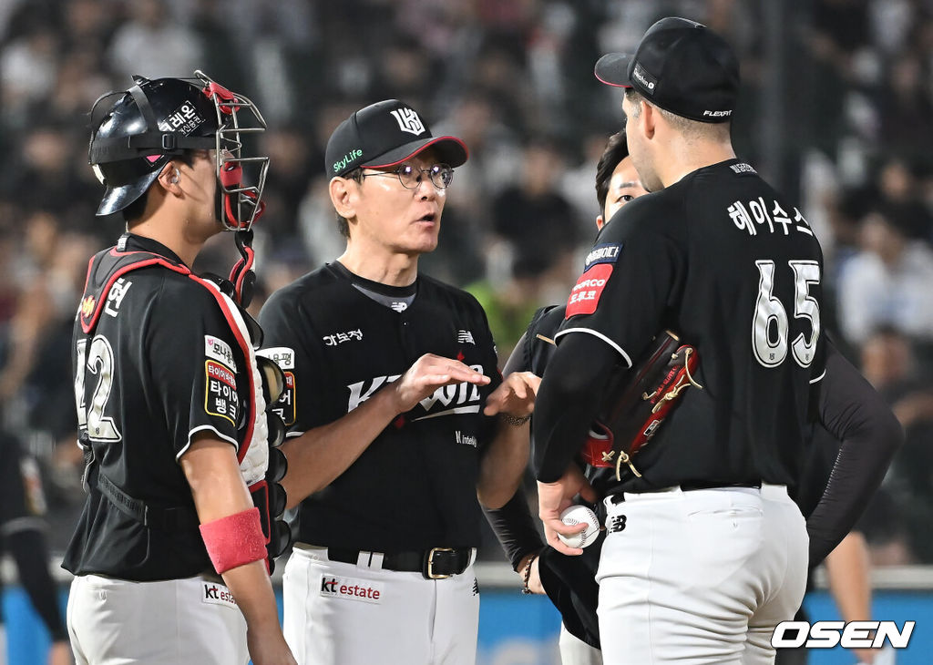 28일 부산 사직야구장에서 2025 신한 SOL 뱅크 KBO 리그 롯데 자이언츠와 KT 위즈의 경기가 열렸다. 홈팀 롯데는 감보아가, 방문팀 KT는 헤이수스가 선발 출전했다.KT 위즈 이강철 감독이 6회말 1사 1루 헤이수스의 보크 판정에 마운드에 올라 얘기하고 있다. 2025.08.28 / foto0307@osen.co.kr