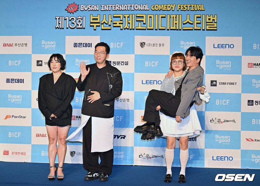 29일 부산  벡스코 오디토리움에서 제13회 부산국제코미디페스티벌(BICF) 개막식이 열렸다. 대한민국 최정상급 개그맨들과 9개국 해외 코미디언, 인기 유튜브 크리에이터들까지 100여명이 넘는 코미디언들을 만나볼 수 있다.개그콘서트 말자할매(김영희, 정범균), 데프콘어때요(조수연, 신윤승) 팀이 블루카펫 행사에서 포즈를 취하고 있다. 2025.08.29 / foto0307@osen.co.kr