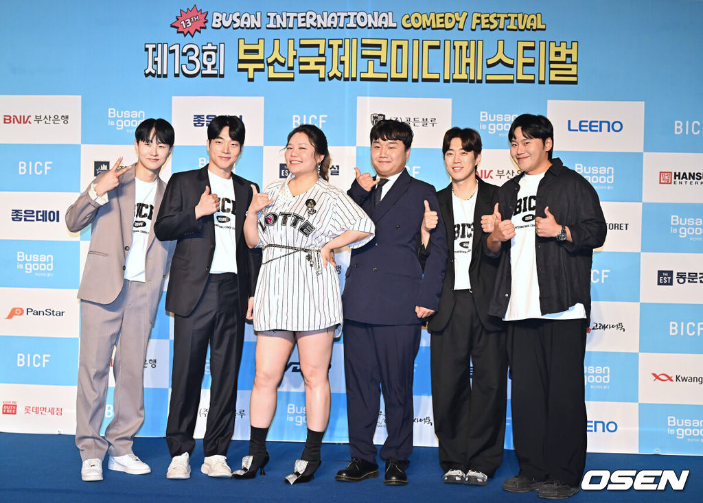 29일 부산  벡스코 오디토리움에서 제13회 부산국제코미디페스티벌(BICF) 개막식이 열렸다. 대한민국 최정상급 개그맨들과 9개국 해외 코미디언, 인기 유튜브 크리에이터들까지 100여명이 넘는 코미디언들을 만나볼 수 있다.개그콘서트 세기의 대결(송재인 임성욱 이현정 오정율 심문규 이세진) 팀이 블루카펫 행사에서 포즈를 취하고 있다. 2025.08.29 / foto0307@osen.co.kr