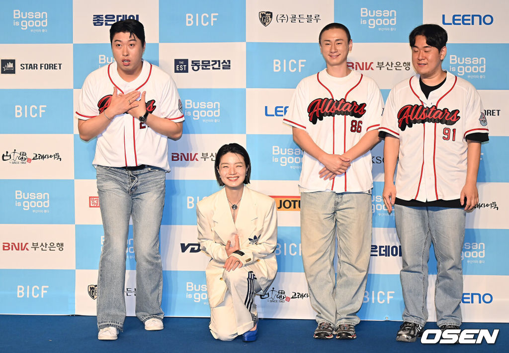 29일 부산  벡스코 오디토리움에서 제13회 부산국제코미디페스티벌(BICF) 개막식이 열렸다. 대한민국 최정상급 개그맨들과 9개국 해외 코미디언, 인기 유튜브 크리에이터들까지 100여명이 넘는 코미디언들을 만나볼 수 있다.안영미와 서울코미디올스타스(송하빈, 김주환, 문지완) 팀이 블루카펫 행사에서 포즈를 취하고 있다. 2025.08.29 / foto0307@osen.co.kr