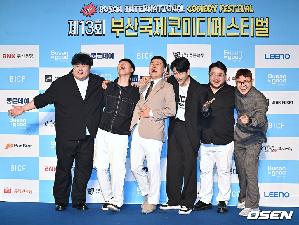 29일 부산  벡스코 오디토리움에서 제13회 부산국제코미디페스티벌(BICF) 개막식이 열렸다. 대한민국 최정상급 개그맨들과 9개국 해외 코미디언, 인기 유튜브 크리에이터들까지 100여명이 넘는 코미디언들을 만나볼 수 있다.해수욕쇼(김태원, 탁, 변기수, 김성원, 송영길, 정승진) 팀이 블루카펫 행사에서 포즈를 취하고 있다. 2025.08.29 / foto0307@osen.co.kr