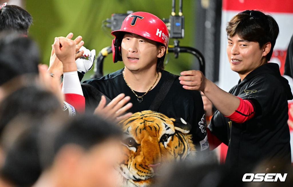 29일 오후 수원 KT위즈파크에서 ‘2025 신한 SOL BANK KBO리그’ KT 위즈와 KIA 타이거즈의 경기가 진행됐다.이날 경기에 KT는 패트릭을, KIA는 네일을 선발투수로 내세웠다. 7회초 1사 KIA 나성범이 솔로홈런을 날린뒤 동료들의 축하를 받고 있다.     2025.08.29 / soul1014@osen.co.kr