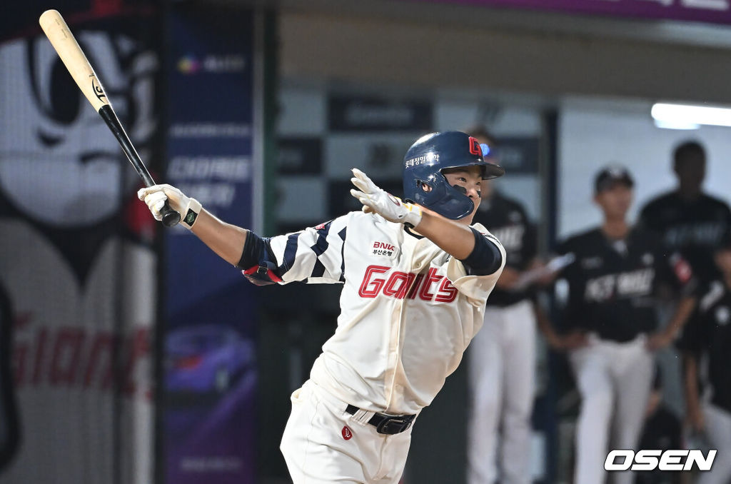 26일 부산 사직야구장에서 2025 신한 SOL 뱅크 KBO 리그 롯데 자이언츠와 KT 위즈의 경기가 열렸다. 홈팀 롯데는 나균안이, 방문팀 KT는 오원석이 선발 출전했다.롯데 자이언츠 박찬형이 5회말 우익수 앞 안타를 치고 있다. 2025.08.26 / foto0307@osen.co.kr