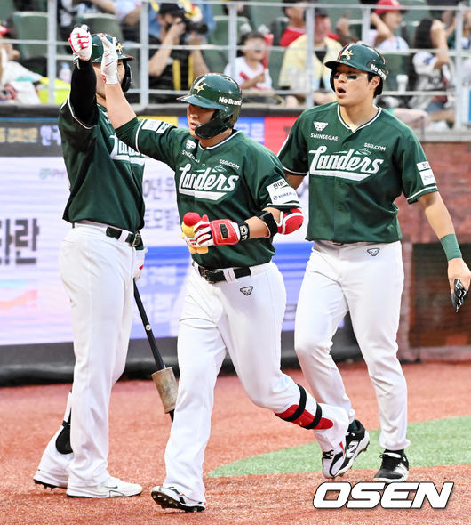 29일 인천 SSG랜더스필드에서 ‘2025 신한 SOL Bank KBO리그’ SSG 랜더스와 NC 다이노스의 경기가 열렸다. 2회말 무사 주자 1루 SSG 최정이 좌중월 선취 투런 홈런을 때린 후 홈을 밟으며 기뻐하고 있다. 2025.08.29 / rumi@osen.co.kr