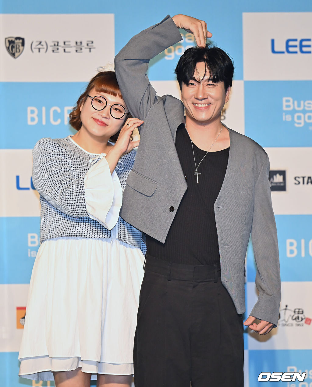 29일 부산  벡스코 오디토리움에서 제13회 부산국제코미디페스티벌(BICF) 개막식이 열렸다. 대한민국 최정상급 개그맨들과 9개국 해외 코미디언, 인기 유튜브 크리에이터들까지 100여명이 넘는 코미디언들을 만나볼 수 있다.개그콘서트 데프콘어때요(조수연, 신윤승) 팀이 블루카펫 행사에서 포즈를 취하고 있다. 2025.08.29 / foto0307@osen.co.kr