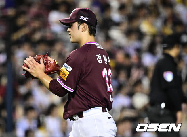 29일 오후 서울 잠실구장에서 ‘2025 신한 SOL Bank KBO리그’ LG 트윈스와 키움 히어로즈의 경기가 열렸다. 5회말 키움 정현우가 김건희에게 공을 건네받고 있다. 2025.08.29 /cej@osen.co.kr