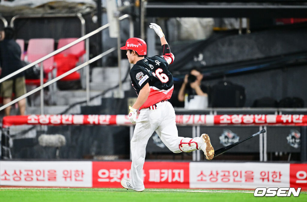 29일 오후 수원 KT위즈파크에서 ‘2025 신한 SOL BANK KBO리그’ KT 위즈와 KIA 타이거즈의 경기가 진행됐다.이날 경기에 KT는 패트릭을, KIA는 네일을 선발투수로 내세웠다. 6회초 1사 1,2루 KIA 오선우가 역전 3점 홈런을 날리고 방망이를 내던지고 있다. 2025.08.29 / soul1014@osen.co.kr