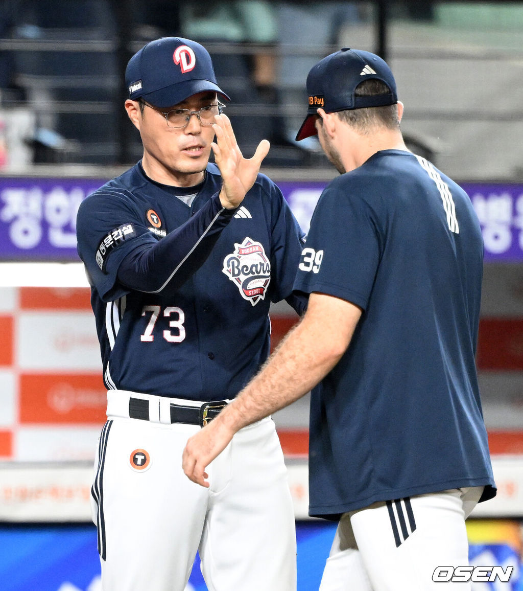 프로야구 두산 베어스가 박계범의 깜짝 만루 홈런으로 7연승을 질주했다. 류현진을 내고도 패한 한화 이글스는 시즌 팀 최다 5연패 충격에 빠졌다. 두산은 21일 대전 한화생명볼파크에서 열린 2025 신한 SOL Bank KBO리그 한화와의 원정경기를 6-3으로 승리했다. 경기 종료 후 두산 조성환 감독대행이 잭로그와 승리의 기쁨을 나누고 있다. 2025.08.21 /sunday@osen.co.kr