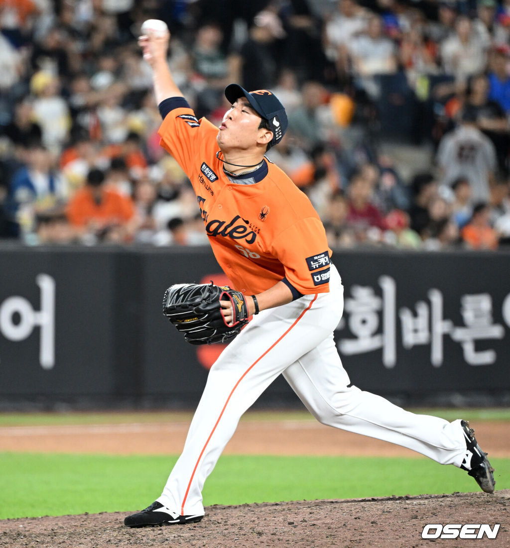 22일 오후 대전 한화생명볼파크에서 2025 신한 SOL Bank KBO리그 한화 이글스와 SSG 랜더스의 경기가 열렸다.한화는 폰세, SSG은 최민준을 선발로 내세웠다.10회초 무사에서 한화 박상원이 역투하고 있다. 2025.08.22 /sunday@osen.co.kr