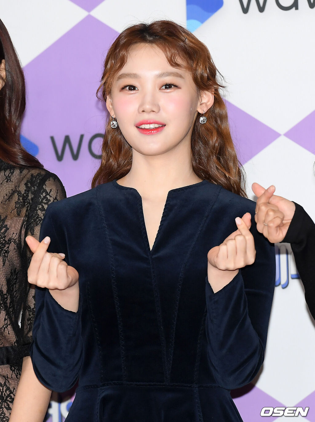 28일 오후 서울 마포구 SBS 프리즘타워에서 ‘2019 SBS 연예대상’ 포토월 행사가 열렸다.올해 SBS 예능은 신규 프로그램이 대거 쏟아지는 상황에서도 높은 화제성과 시청률을 거머쥐며 굳건한 인기를 과시했다. ‘동상이몽2-너는 내 운명’, ‘불타는 청춘’, ‘백종원의 골목식당’, ‘미운우리새끼’ 등 대다수의 프로그램이 꾸준히 동시간대 1위를 차지하며 ‘예능 강자’의 입지를 굳혔다. 아울러 ‘리틀포레스트’, ‘맛남의 광장’ 등의 신규 프로그램 역시 호평을 받으며 안착했다. 그런 가운데 ‘2019 SBS 연예대상’ 대상 트로피는 과연 누구에게 돌아갈지 이목이 쏠리고 있다.아나운서 김수민이 포즈를 취하고 있다. /cej@osen.co.kr