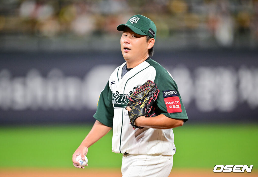 30일 오후 수원KT위즈파크에서 ‘2025 신한 SOL BANK KBO리그’ KT 위즈와 KIA 타이거즈의 경기가 진행됐다.이날 경기에 KT는 문용익(0승 0패)을, KIA는 올러(9승 5패)를 선발투수로 내세웠다. 5회초 2사 KIA 김석환을 내야땅볼로 아웃시킨 KT 선발투수 문용익이 더그아웃으로 들어가고 있다.  2025.08.30 / soul1014@osen.co.kr