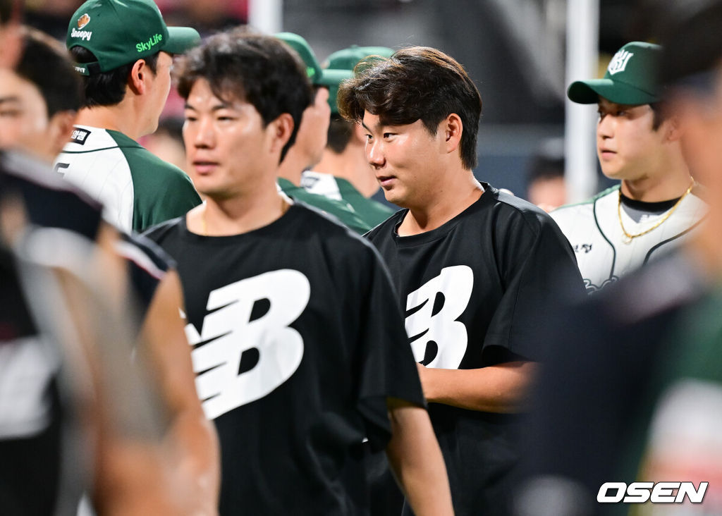 프로야구 KT 위즈가 KIA 타이거즈를 꺾고 전날 패배를 설욕했다.  KT는 30일 수원 KT위즈파크에서 열린 2025 KBO리그 KIA와 경기에서 8-2로 승리했다. 경기종료 후 데뷔 첫 선발승 거둔 KT 문용익이 코칭스태프의 축하를 받고 있다.   2025.08.30 / soul1014@osen.co.kr