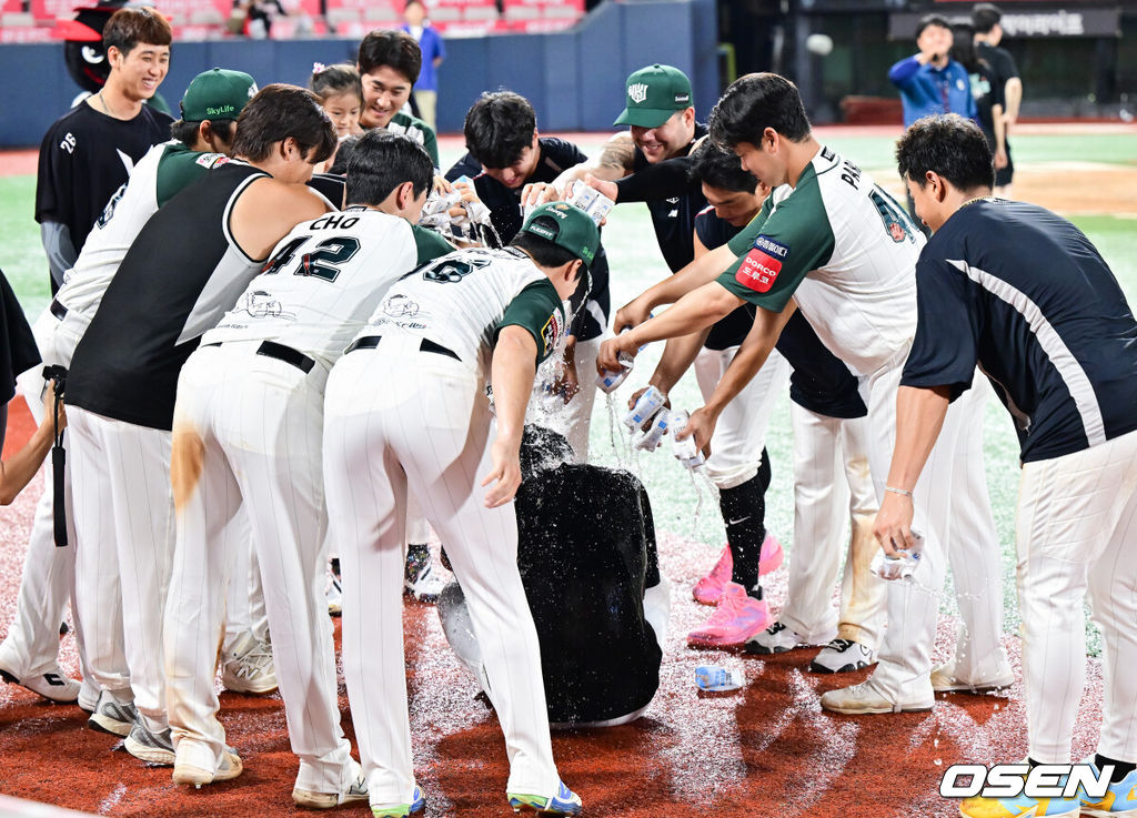 프로야구 KT 위즈가 KIA 타이거즈를 꺾고 전날 패배를 설욕했다.  KT는 30일 수원 KT위즈파크에서 열린 2025 KBO리그 KIA와 경기에서 8-2로 승리했다. 경기종료 후 데뷔 첫 선발승 거둔 KT 문용익이 동료들에게 축하 물세례를 받고 있다.   2025.08.30 / soul1014@osen.co.kr