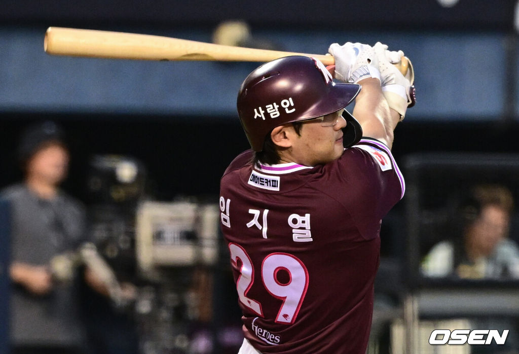 31일 오후 서울 잠실구장에서 ‘2025 신한 SOL Bank KBO리그’ LG 트윈스와 키움 히어로즈의 경기가 열렸다.홈팀 LG는 손주영, 방문팀 키움은 알칸타라를 선발로 내세웠다.4회초 2사 2,3루 키움 임지열이 2타점 2루타를 날리고 있다. 2025.08.31 /cej@osen.co.kr