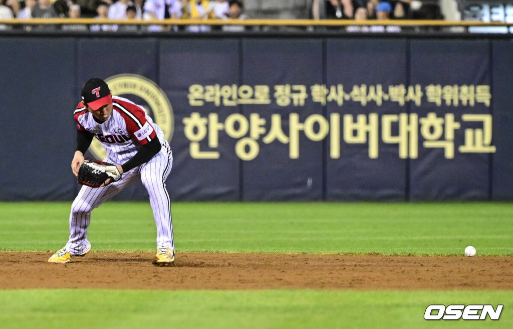 31일 오후 서울 잠실구장에서 ‘2025 신한 SOL Bank KBO리그’ LG 트윈스와 키움 히어로즈의 경기가 열렸다.홈팀 LG는 손주영, 방문팀 키움은 알칸타라를 선발로 내세웠다.9회초 1사 1,2루 LG 유격수 오지환이 키움 김태진의 땅볼에 포구실책을 범하며 실점을 허용하고 있다. 2025.08.31 /cej@osen.co.kr