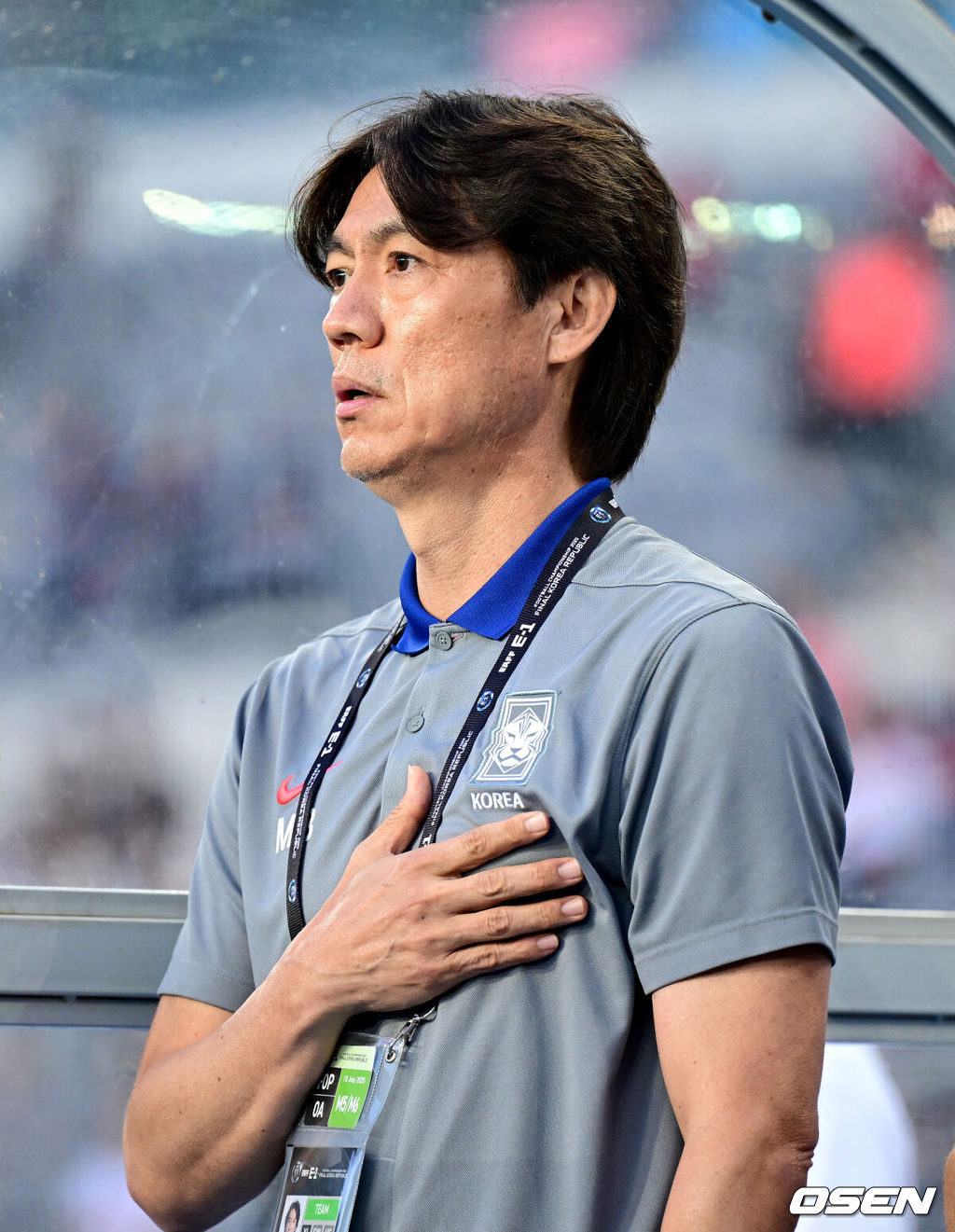 홍명보 감독이 이끄는 남자축구대표팀이 15일 오후 용인 미르스타디움에서 2025 동아시아축구연맹(EAFF) E-1 챔피언십(동아시안컵) 3차전 일본과 경기를 가졌다. 한국은 1차전서 중국을 3-0, 2차전서 홍콩을 2-0으로 완파했다. 하지만 일본이 1차전서 홍콩을 6-1, 2차전서 중국을 2-0으로 이겼다. 골득실 +7의 일본이 +5의 한국을 누르고 조 선두인 상황이다. 나란히 2승을 거둔 한국과 일본은 대회 우승컵을 놓고 격돌한다. 경기를 앞두고 한국 홍명보 감독이 국기에 대한 경례를 하고 있다. 2025.07.15 / dreamer@osen.co.kr