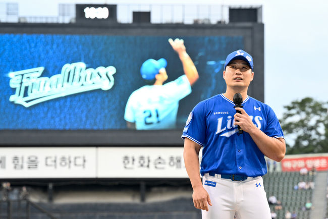 28일 오후 서울 잠실구장에서 ‘2025 신한 SOL Bank KBO리그’ 두산 베어스와 삼성 라이온즈의 경기에 앞서 삼성 투수 오승환의 은퇴투어 기념 행사가 열렸다.오승환은 지난 6일 은퇴를 선언했다. 21년 프로생활의 마침표를 찍는 오승환의 유니폼 배번 21은 22(이만수) 10(양준혁) 36(이승엽)에 이어 구단 사상 4번째 영구결번으로 지정될 예정이다.삼성 오승환이 소감을 전하고 있다. 2025.08.28 /cej@osen.co.kr